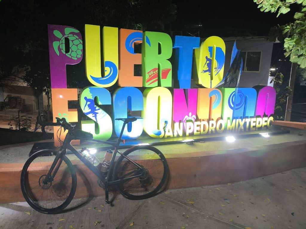 Letras de Puerto Escondido con una bicicleta.